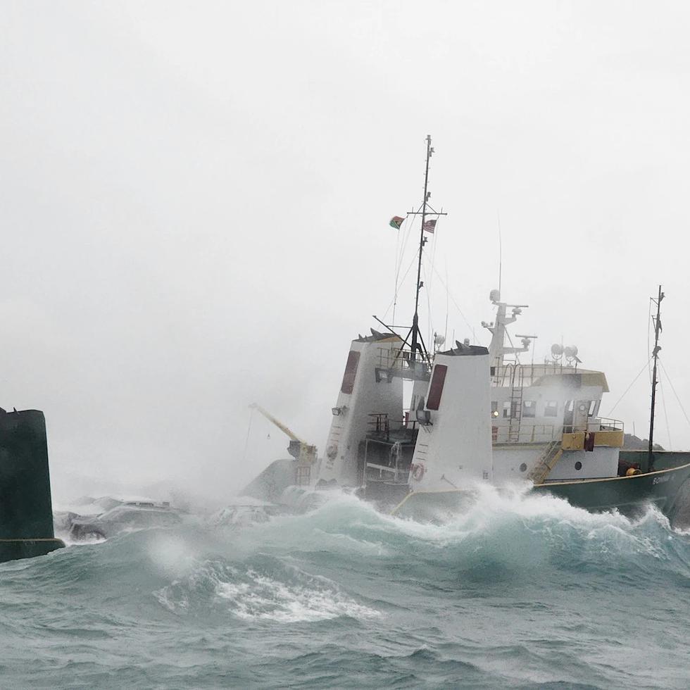 Buque encallado en las costas de St. Thomas de donde la Guardia Costera rescató a 12 personas, en la madrugada del 4 de octubre de 2023.