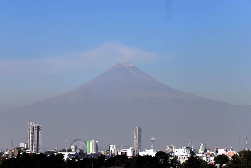 Foto de la ciudad de Puebla (México) con el volcán Popocatépetl al fondo. (EFE)