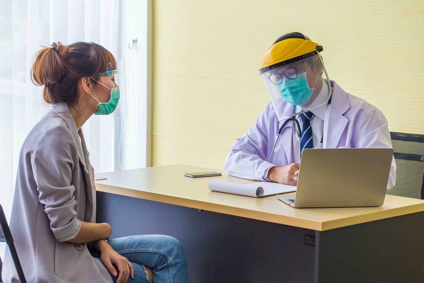 La mayoría de los médicos o administradores de oficinas médicas han desarrollado protocolos para atender a sus pacientes y evitar el contagio con COVID-19. (Shutterstock)