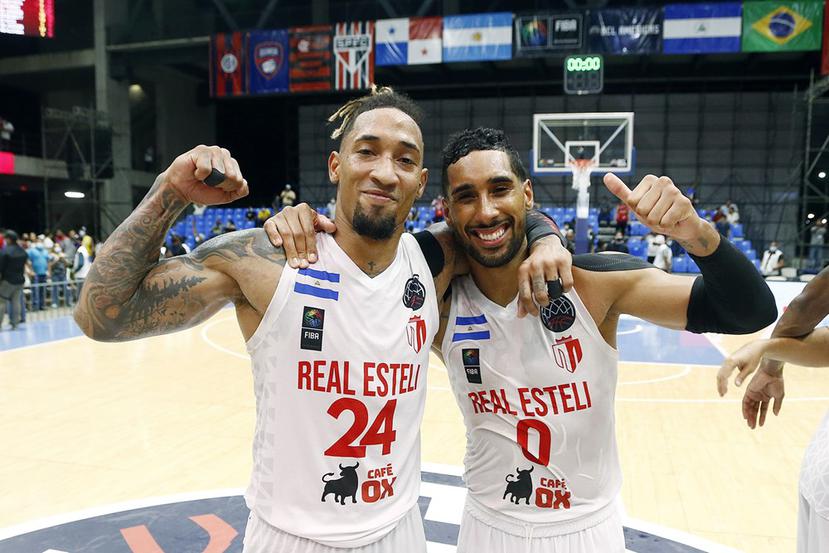 Los boricuas Jared Ruiz (24) y Jezreel de Jesús, del Real Estelí, celebran su triunfo del domingo en las semifinales de la Liga de Campeones FIBA Americas sobre el minas, de Brasil.