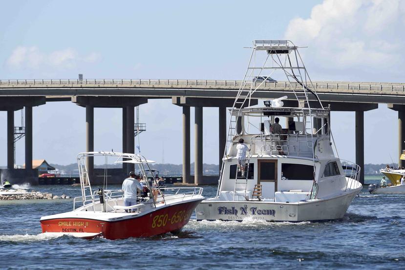 Embarcaciones comerciales abandonan el muelle de Destin, en Destin, Florida, antes de la llegada del huracán Michael. (AP)