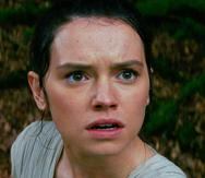 Esta foto proveída por Disney / Lucasfilm muestra a Daisy Ridley, como Rey, en una escena de la película "Star Wars: The Force Awakens", dirigida por J.J. Abrams. (AP)