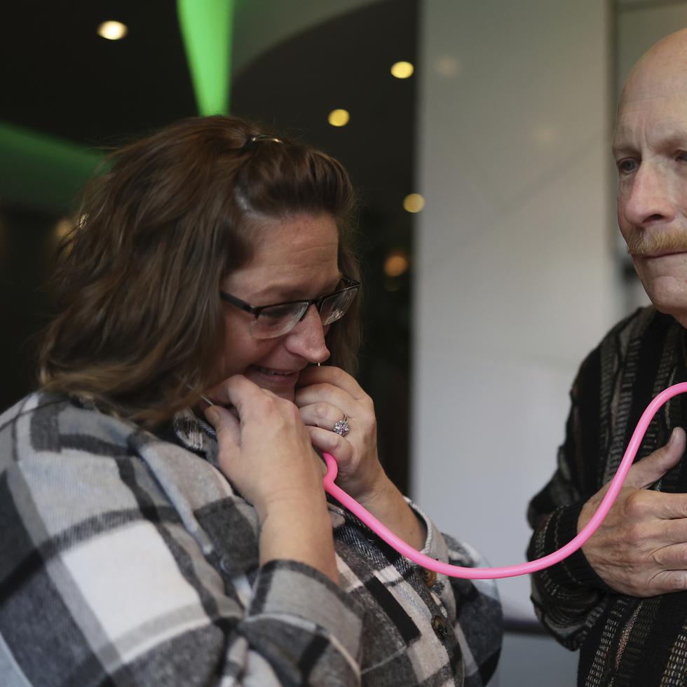Amber Morgan escucha los latidos del corazón de su hija fallecida, el cual fue donado y trasplantado a  Tom Johnson, en Travelodge by Wyndham Downtown Chicago.