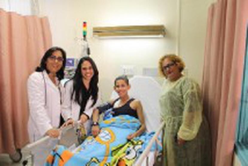 La Dra. Marta Suarez, la trabajadora Social Zayska Pacheco, Jonathan Rivera y su madre, Carmen Gómez, en el período en el que Jonathan estuvo hospitalizado en el Hospital Pediátrico Universitario. (Foto: Suministrada / Departamento de Salud)