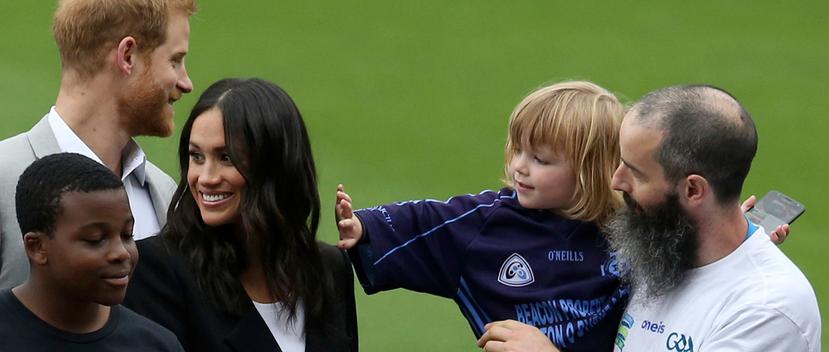 El pequeño Walter no pudo resistirse al cabello de la duquesa de Sussex. (Foto AP)