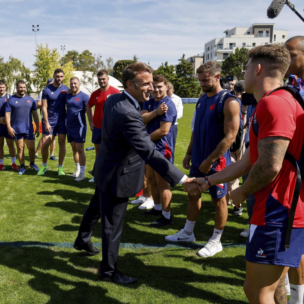 El presidente de Francia, Emmanuel Macron, saluda al equipo de Francia en su concentración previo al Mundial de Rugby, en Rueil-Malmaison.