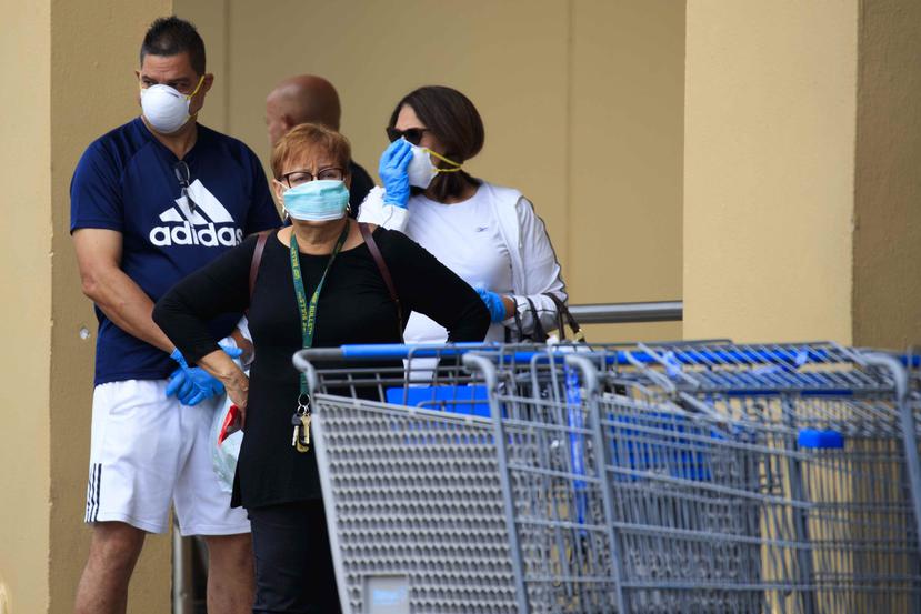 Varios ciudadanos en comercios durante el toque de queda por el coronavirus. (GFR Media)