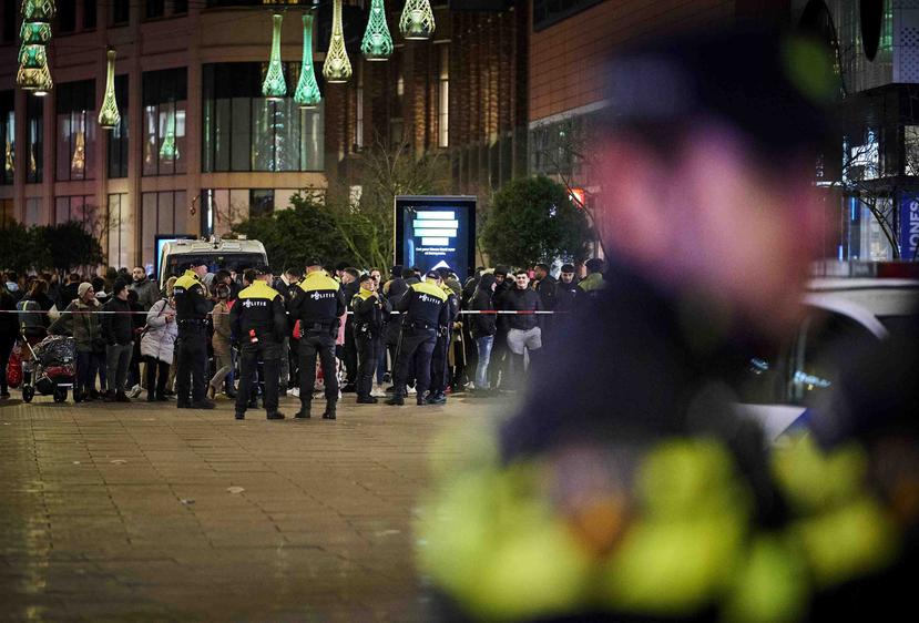 La policía holandesa acordona una calle luego de que unas personas fueron apuñaladas en La Haya, Holanda. (AP/Phil Nijhuis)