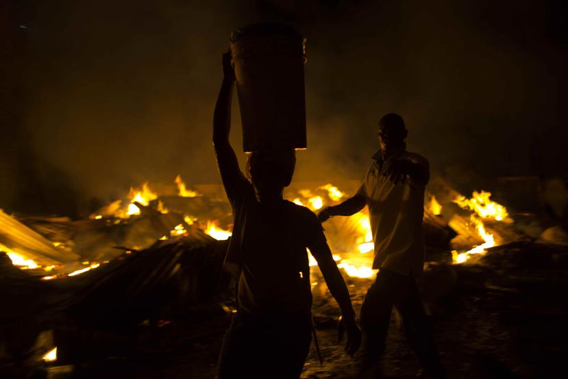 Las llamas estallaron al final del domingo en el mercado principal de Pétionville, un distrito de Puerto Príncipe. (AP)