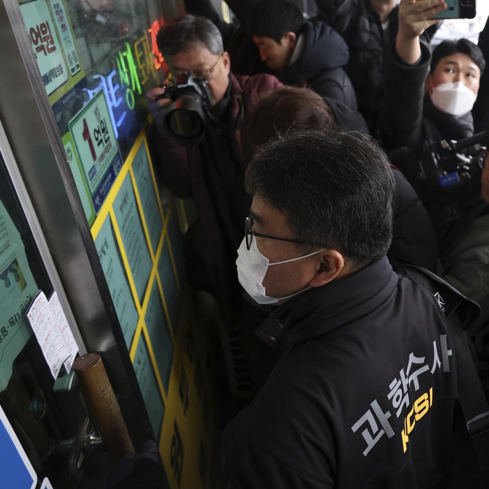 La Policía de Corea del Sur allanó materiales de la oficina del hombre que apuñaló al líder de la oposición, Lee Jae-myung.