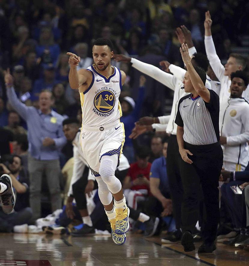 El jugador de los Warriors de Golden, State Stephen Curry, celebra una canasta en la primera mitad del juego de la NBA que enfrentó a su equipo con el Thunder de Oklahoma City. (AP)