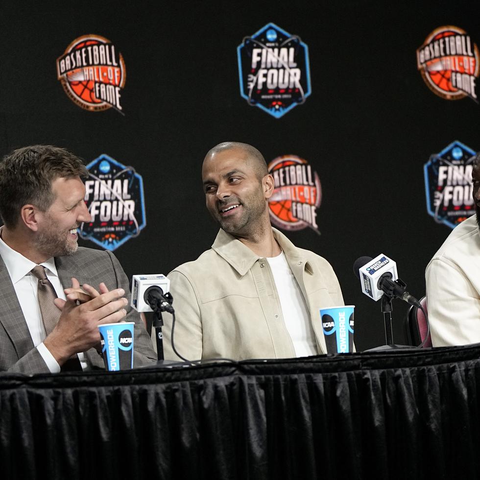 De izquierda a derecha, Dirk Nowitzki, Tony Parker y Dwyane Wade en conferencia de prensa sobre su exaltación al Salón de la Fama.