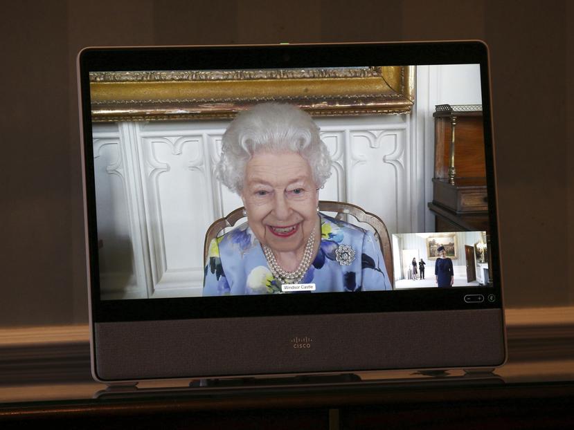 La reina habló desde Windsor, mientras que sus interlocutoras estaban en el Palacio de Buckingham. (AP)
