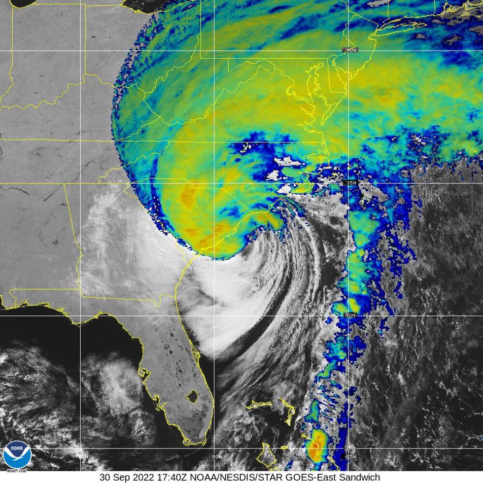Imagen sándwich del satélite GOES-East que muestra al huracán Ian sobre la costa de Carolina del Sur. Este tipo de imagen combina la toma visible (GeoColor) con la infrarroja.