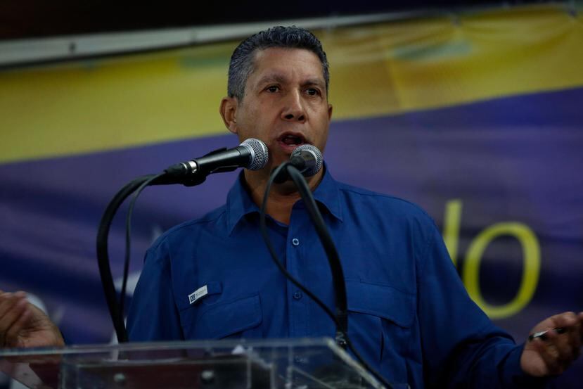 El candidato opositor Henri Falcón habla durante una rueda de prensa en Caracas, Venezuela (EFE/Cristian Hernández).