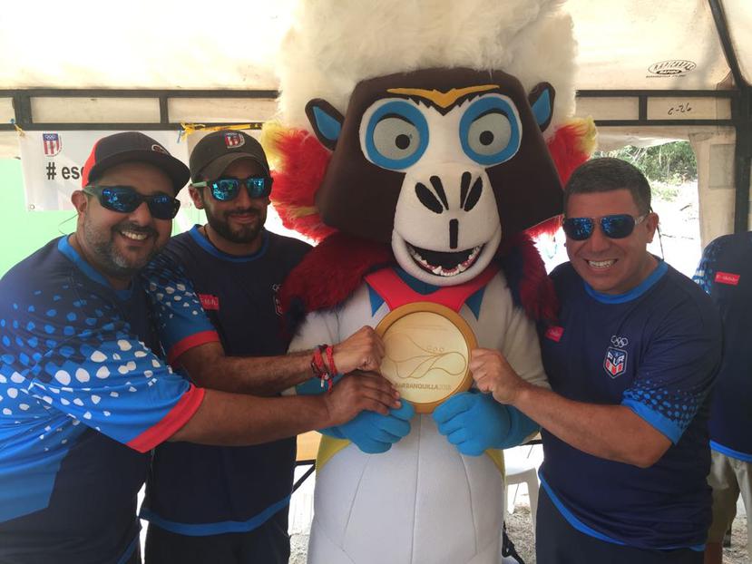 El equipo puertorriqueño de skeet junto a la mascota de los Juegos. (Suministrada)