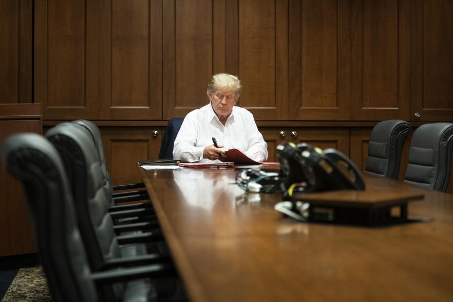En esta imagen publicada por la Casa Blanca, el presidente Donald Trump trabaja en su sala de conferencias en el Centro Médico Militar Nacional Walter Reed en Bethesda, Maryland, el sábado 3 de octubre de 2020, luego de dar positivo por COVID-19.