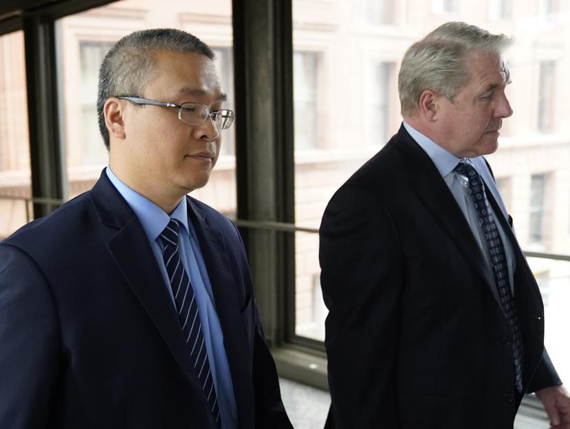 El expolicía de Minneapolis Tou Thao, a la izquierda, y su abogado, Robert Paule, llegan corte el 27 de julio de 2022, en St. Paul, Minnesota.