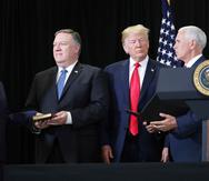 Gina Haspel juramenta como nueva directora de la CIA junto al Secretario de Estado, Mike Pompeo; el presidente de Estados Unidos, Donald Trump y el vicepresidente, Mike Pence. (EFE)