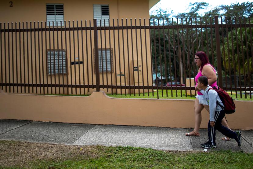 A sus 30 años, Yazmín Vázquez, arriba, nunca ha tenido un empleo. Ella y sus dos hijos viven con $310 de PAN y $106 de pensión al mes.