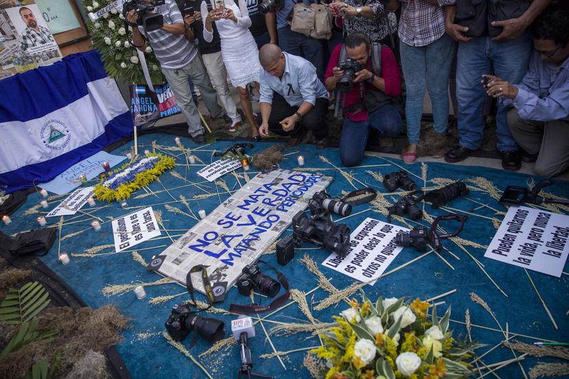 Periodistas y fotógrafos colocan cámaras y grabadoras para demandar libertad de prensa y justicia por la muerte del periodista Ángel Gahona, quien  falleció de un disparo en la cabeza el pasado 21 de abril. (EFE)