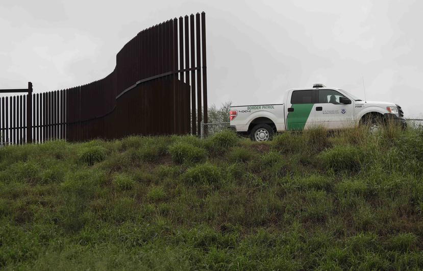 Una camioneta de la Oficina de Aduanas y Protección Fronteriza pasando por un cerco fronterizo en Hidalgo, Texas. (AP)