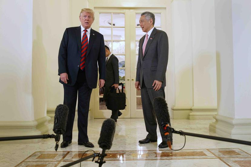 El presidente de Estados Unidos, Donald Trump, se reúne con el presidente de Singapur, Lee Hsien Loong, en la víspera de una esperada cumbre con el mandatario norcoreano, Kim Jong Un, en Singapur. (AP)