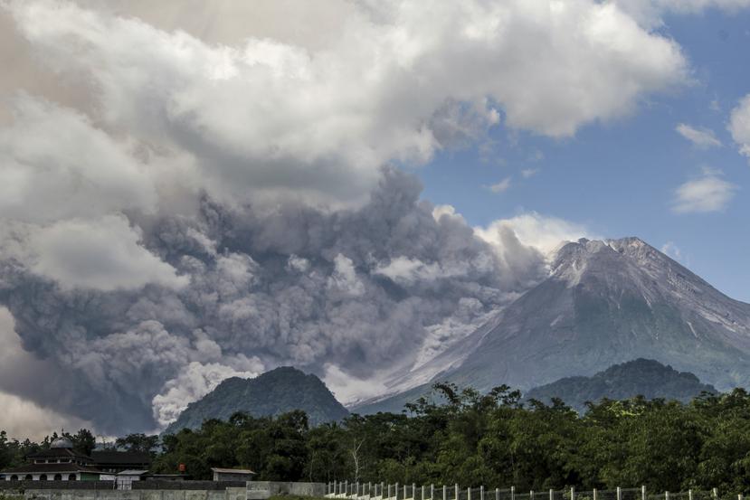 El volcán Merapi libera materiales volcánicos durante una erupción en Sleman, Indonesia, el sábado 11 de marzo de 2023.