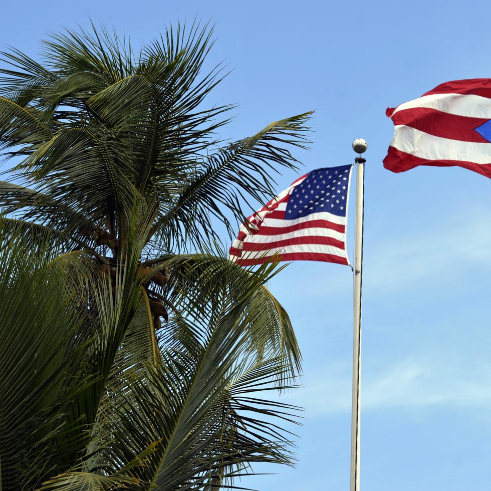 Las banderas de Estados Unidos y Puerto Rico.