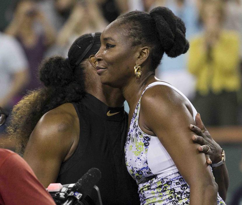 Venus Williams, derecha, abraza a su hermana Serena tras derrotarla en el Masters de Indian Wells en esta ciudad de California. (AP)
