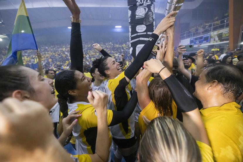 Las integrantes de las Pinkin celebraron en grande el campeonato al derrotar en cuatro juegos a Caguas.
