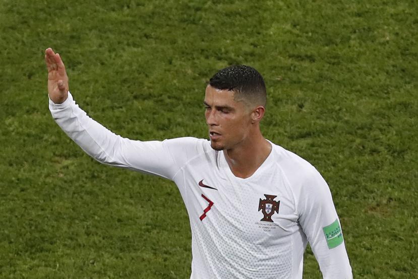 Cristiano Ronaldo saluda tras la eliminación de Portugal contra Uruguay. (AP)