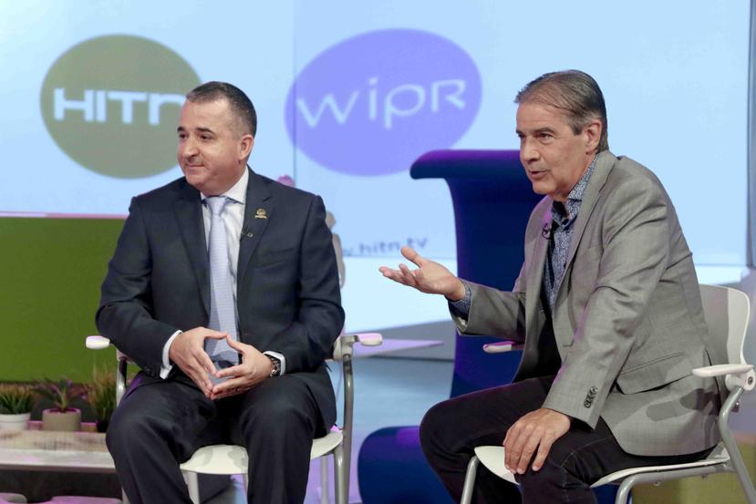 El licenciado José Hernández de HITN y Eric G. Delgado presidente de WIPR firmaron el acuerdo colaborativo. (Suministrada)