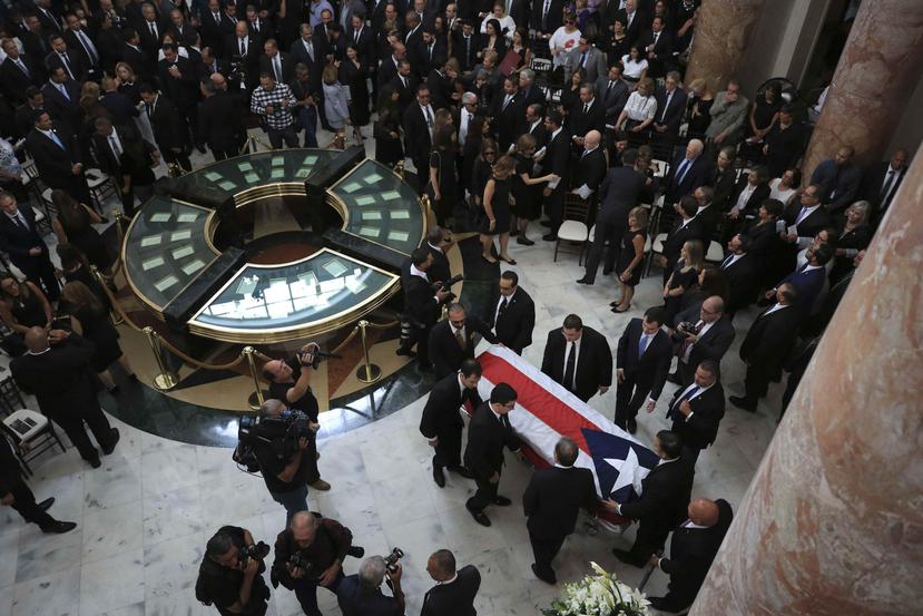 Los más altos representantes de las tres ramas del gobierno de Puerto Rico rindieron tributo ayer al exgobernador Rafael Hernández Colón en el Capitolio.