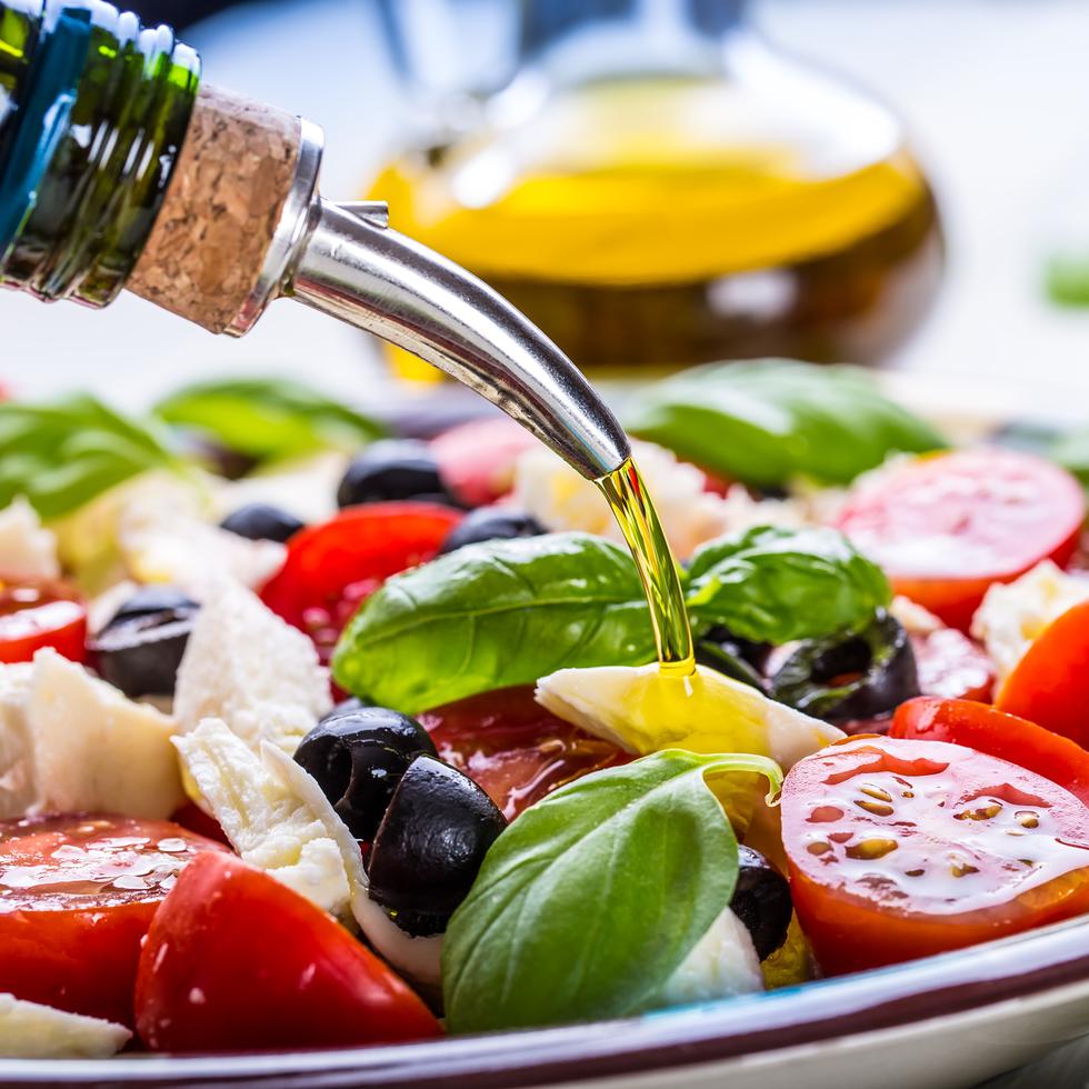 El aceite de oliva extra virgen forma parte de la dieta mediterránea.