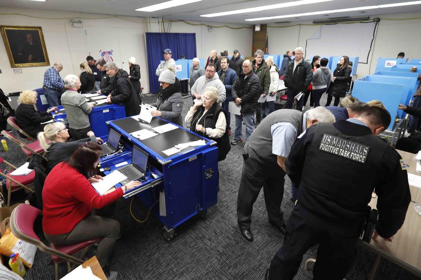 Votantes de Chicago se forman para depositar su voto anticipado en la biblioteca Roden. (AP)