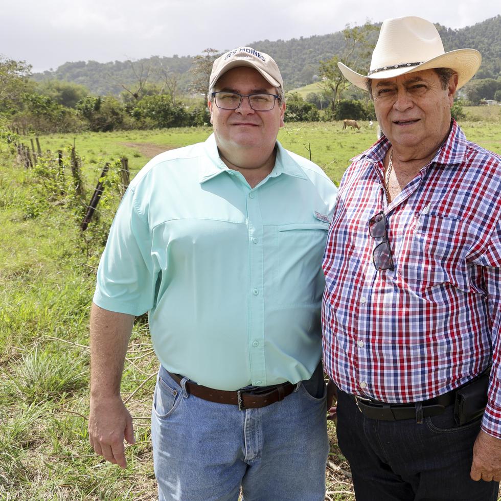 Johnny Barreto Carrasquillo,(a la derecha), junto a su hijo Johnny Barreto, ambos propietarios del negocio Agroempresas del Este.