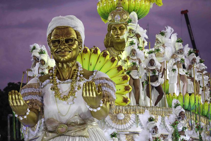 Interpretes de la escuela de samba Mocidade desfilan con una flota durante las celebraciones del Carnaval brasileño en el Sambódromo, en Río de Janeiro. (AP)