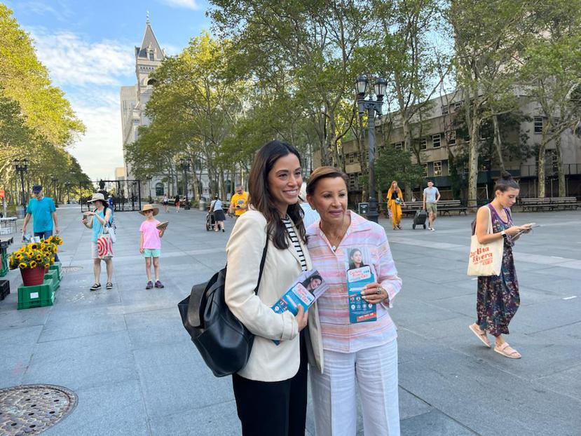La concejal municipal Carlina Rivera, precandidata al Congreso por el distrito 10, hizo campaña el sábado en Brooklyn junto a la congresista Nydia Velázquez.