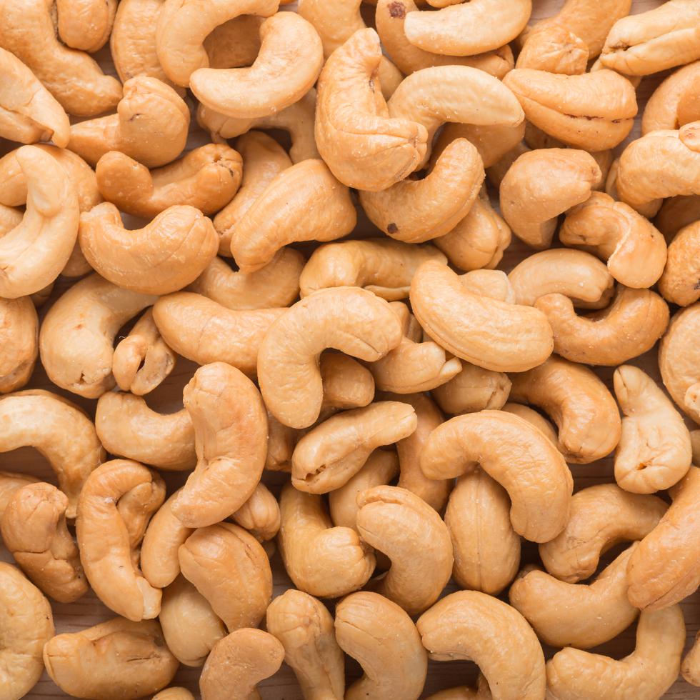 Las nueces son excelentes fuentes de grasas saludables que nos pueden ayudar a mantener una buena salud del hígado.