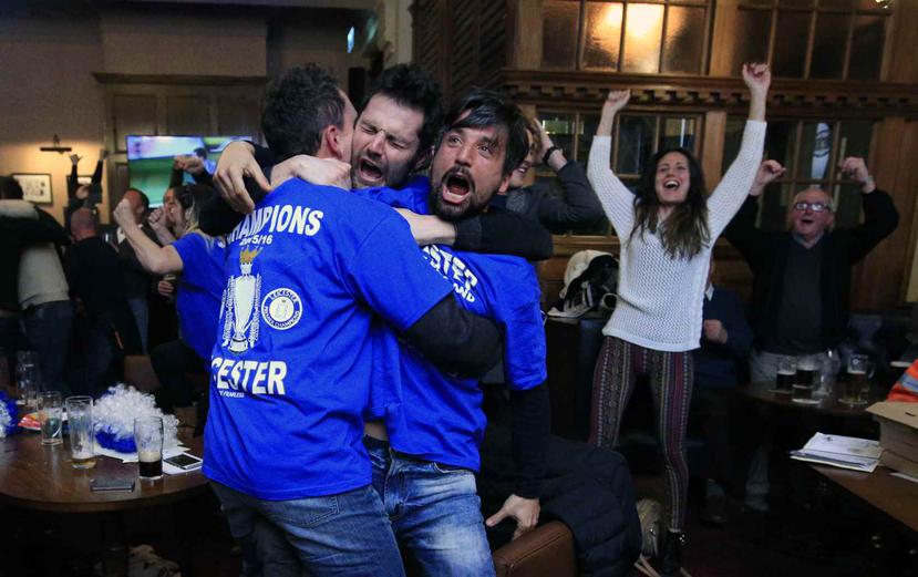 Fanáticos de Leicester celebran el campeonato de su equipo. (AP)