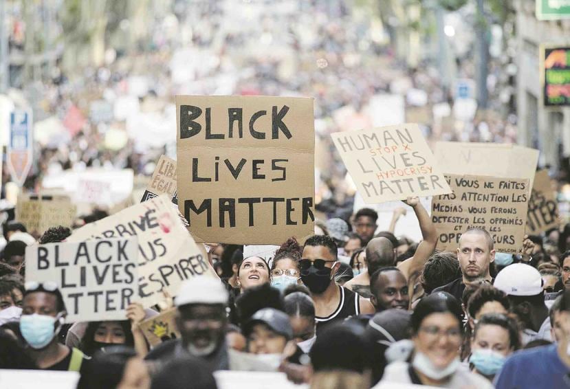 Imagen de una manifestación el 6 de junio en Francia en apoyo al movimiento Black Lives Matter y en repudio al asesinato de George Floyd, muestra de cómo han crecido en todo el mundo los reclamos en contra del racismo. (AP)