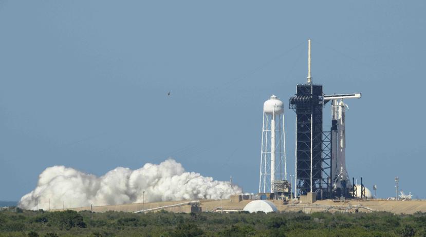 En esta foto proveída por la NASA, un cohete Falcon 9 de SpaceX con la cápsula Crew Dragon a bordo es viso en la plataforma de lanzamientos durante una breve prueba el centro espacial Kennedy en Florida. (Bill Ingalls/NASA vía AP)
