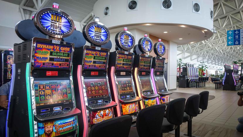Las  máquinas tragamonedas fuera de casinos le permitirían al gobierno ingresar entre $94 millones y $154 millones, según documentos suscrito por el economista José Alameda. (Agencia EFE)