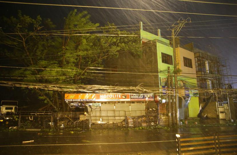 Fuertes lluvias y vientos del tifón Mangkhut azotan la ciudad de Tuguegarao, en la provincia de Cagayan, en el noreste de Filipinas. (AP / Aaron Favila)