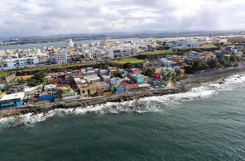 Vista aérea de la comunicad La Perla en el Viejo San Juan. (GFR Media)