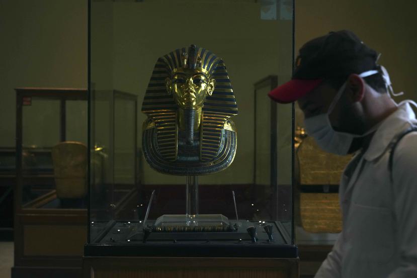 Un trabajador desinfecta los espacios alrededor del museo donde se muestra la máscara funeraria de Tutankamón. (AP)