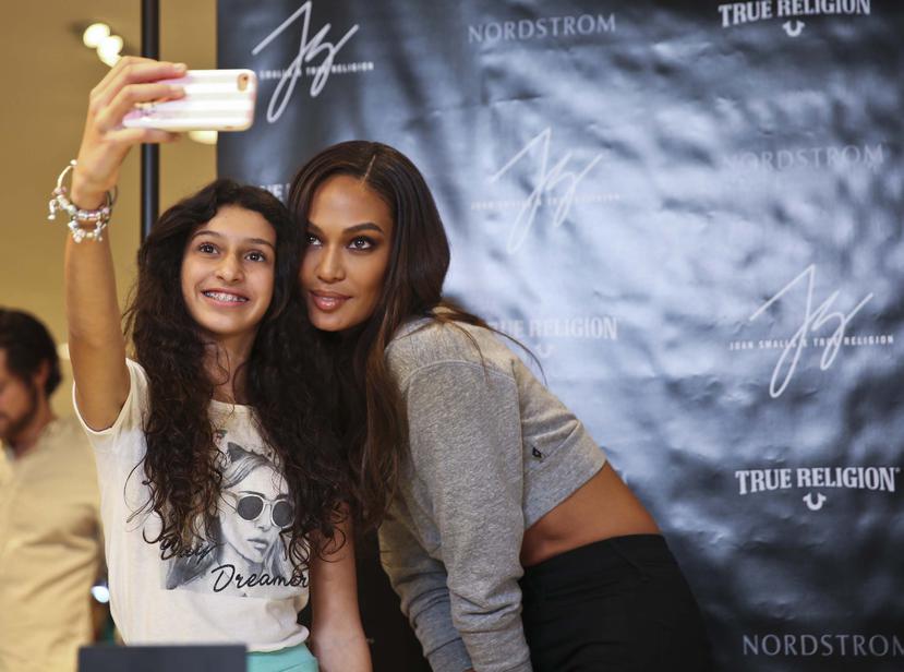 Una joven aprovechó la ocasión para tomarse un ‘selfie’ con la modelo puertorriqueña.