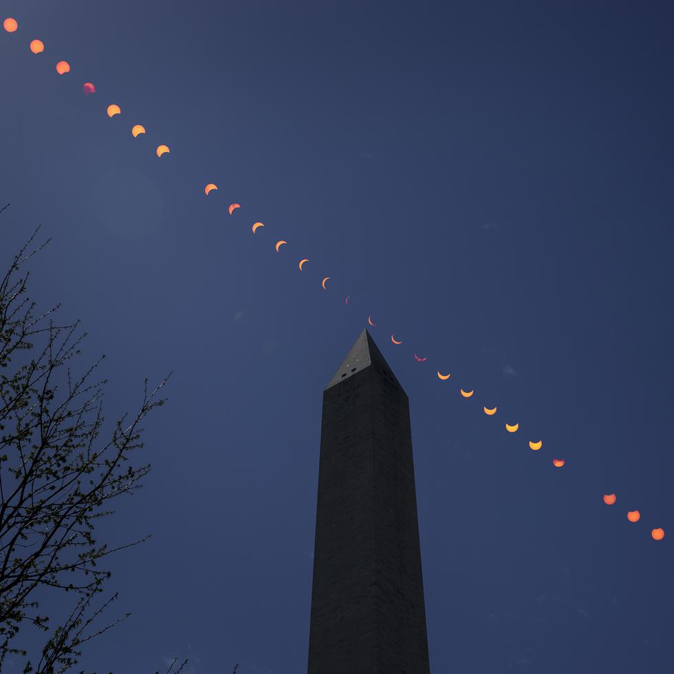 Esta imagen compuesta de múltiples exposiciones mostró la progresión de un eclipse solar parcial sobre el Monumento a Washington.