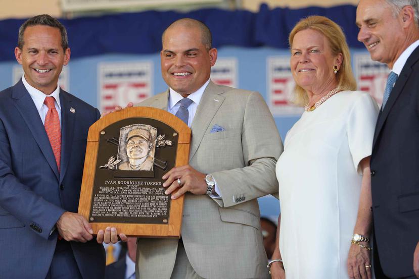 El estelar exreceptor Iván "Pudge" Rodríguez( recibe la placa que lo inmortaliza en el Salón de la Fama del Béisbol en Cooperstown. (Archivo \ GFR Media)